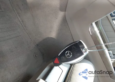 2010 Mercedes-Benz E 550 z USA, uszkodzony, nr VIN WDDHF7CBXAA227298